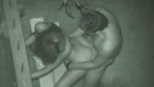 สองสาวเปลือยกายอยู่บนพื้นหญ้าในสวน โคตรเงี่ยนเลย
