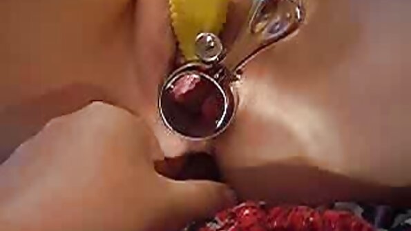 สีน้ำตาลร้อนที่รักดูดหัวโจกกำลังได้รับ Cumshot ในหลุมแห่งความรุ่งโรจน์