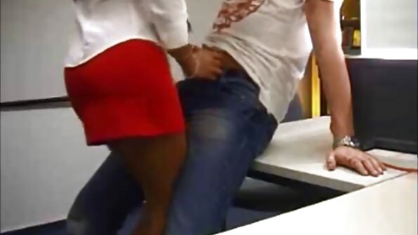 เสือภูเขาที่ไม่รู้จักพอกระแทกบนโซฟาโดยสองคนซุกซน