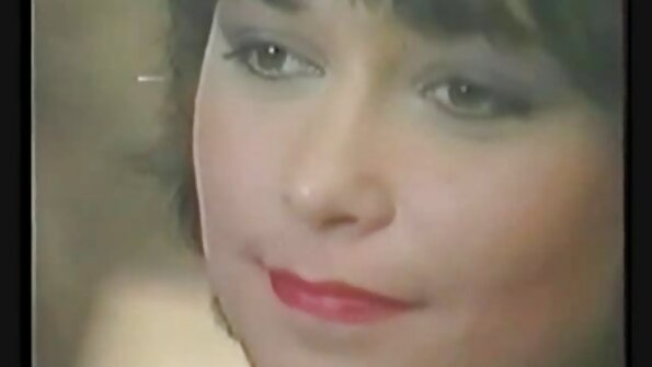Curvaceous MILF กำลังสอนลูกเลี้ยงของเธอเกี่ยวกับเรื่องเพศ