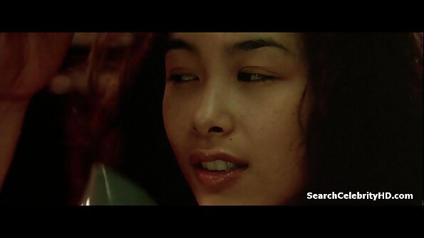ถุงน่องและหีฉ่ำของสาวฮอตดึงดูดความสนใจของชู้รัก